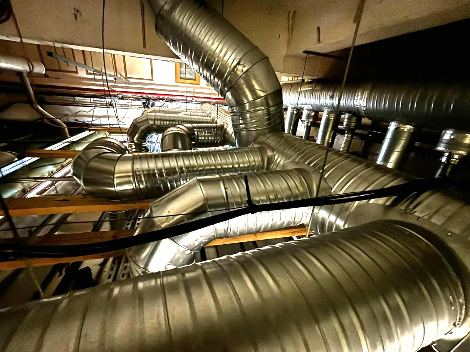 Les techniciens de l'air basés près de Montpellier, experts en installation de hottes et ventilation professionnelle en Occitanie, PACA, AuRA.