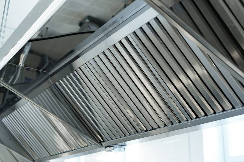 Installation de hotte professionnelle inox 4m avec moteur escargot France Air et capteur d'air pour EHPAD à Montpellier
