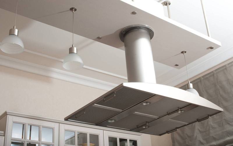 Installation de hotte aspirante professionnelle en inox avec moteur en toiture pour restaurant traditionnel à Montpellier dans l'Hérault