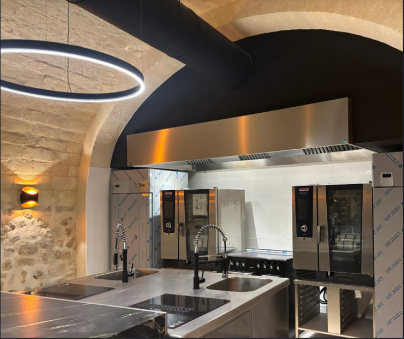 Les techniciens de l'air basés près de Montpellier, experts en installation de hottes et ventilation professionnelle en Occitanie, PACA, AuRA.