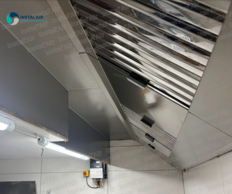 Installation sur mesure hotte professionnelle et caisson extraction Défumair pour cuisine brasserie, même en espace réduit à Béziers