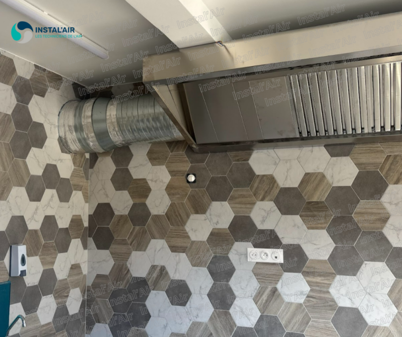 Installation d'une hotte statique biseautée 