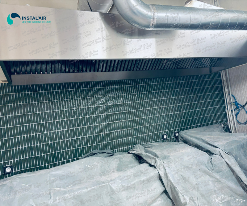 Nouvelle hotte inox statique 3 m installée avec moteur existant par Instal’Air dans une cuisine de restaurant à Marseille, Bouches-du-Rhône.