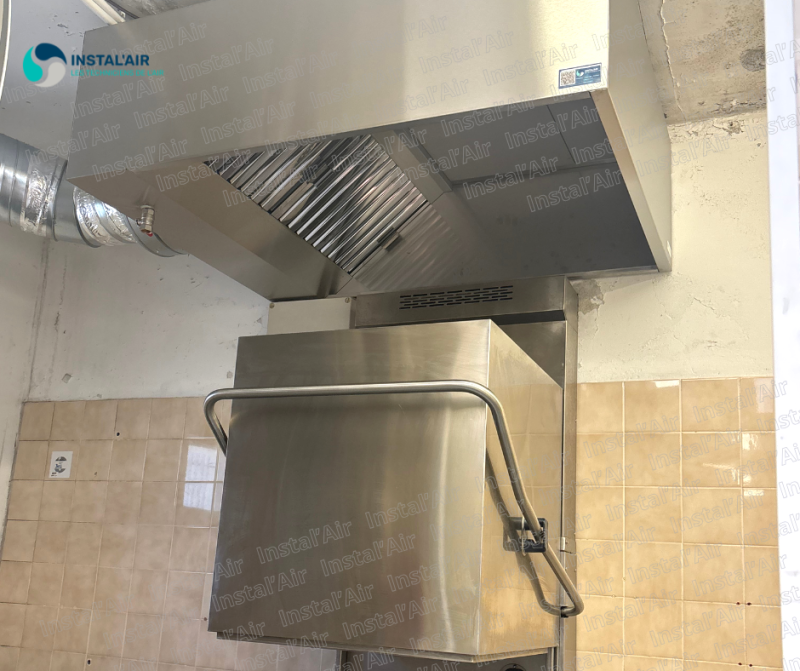 Installation d'une Hotte Inox professionnelle motorisée type lavair pour plonge. 
