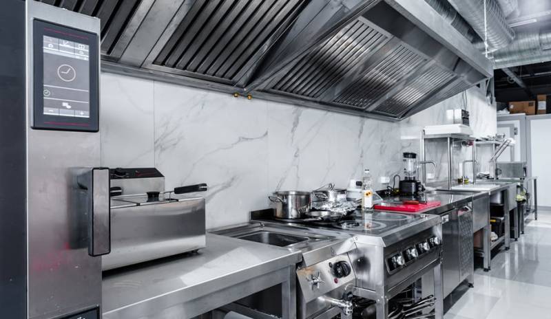 Installateur de hotte CAPDEVILLA 4m avec installation de tourelle motorisée et caisson à charbon pour grande cuisine municipale à Montpellier